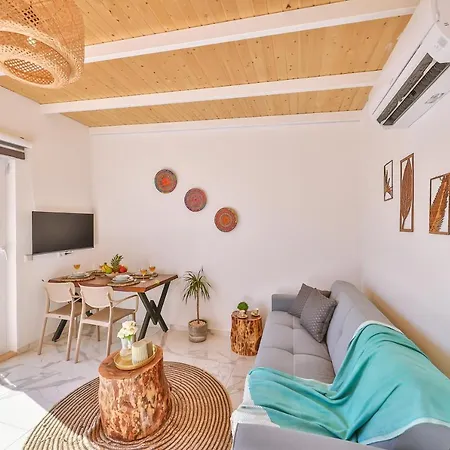 Ay Apartment *